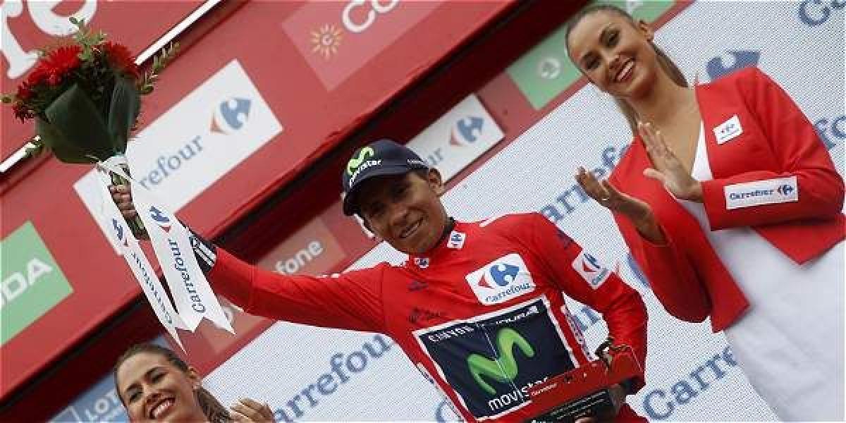 Nairo Quintana (centro) recuperó la camiseta de líder de la Vuelta a España.