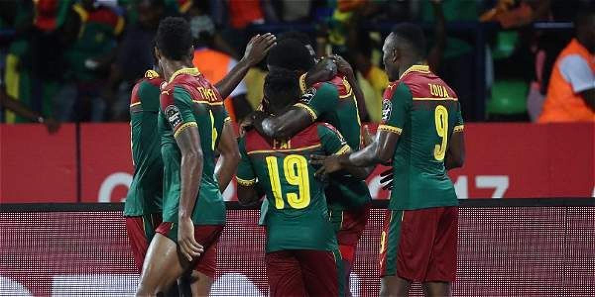 Jugadores de Camerún celebran el gol del triunfo.
