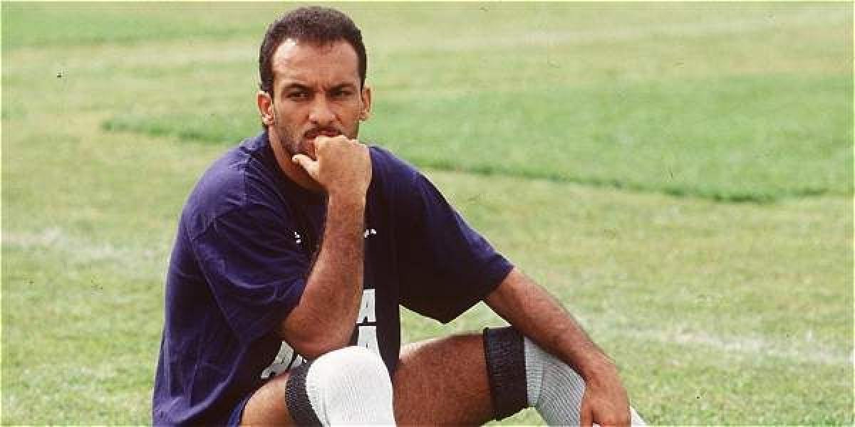 Diego León Osorio, pensativo tras quedar fuera del Mundial del 94 por una lesión.
