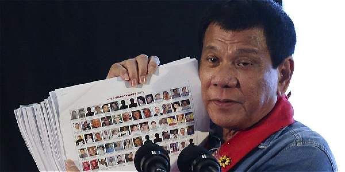 El presidente Rodrigo Duterte anuncia que instará al Ejército a que participe en la guerra contra las drogas.