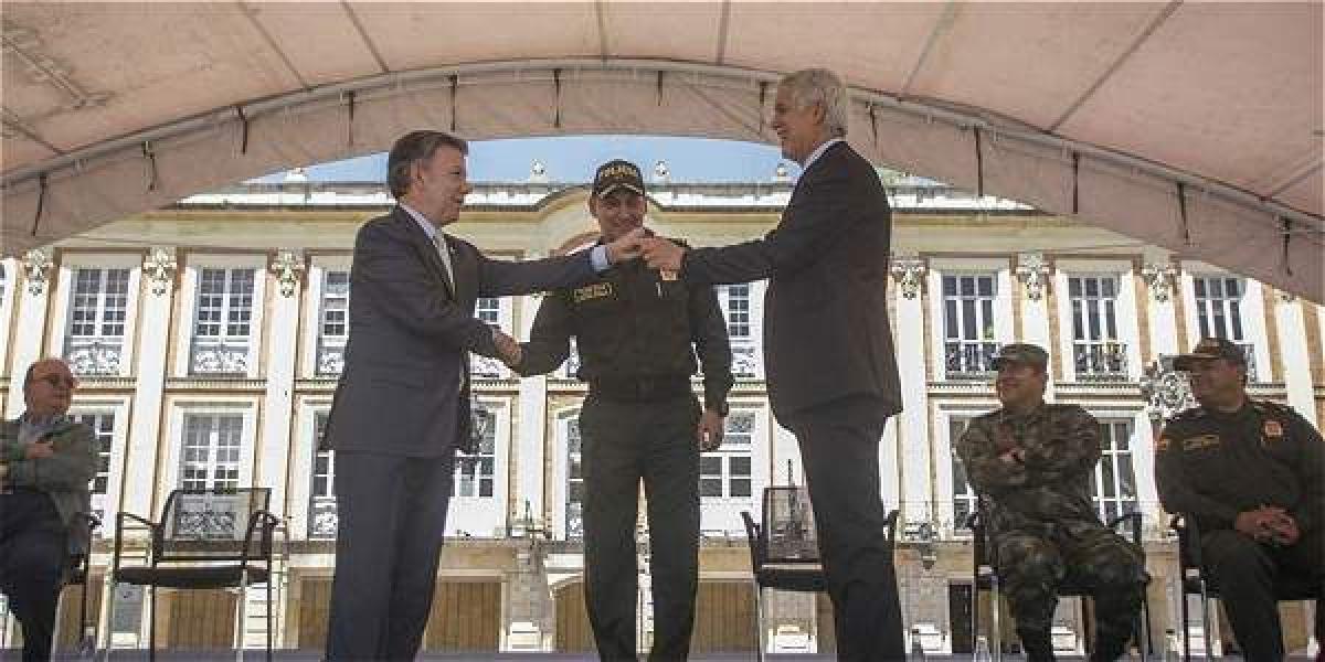 Tras el consejo de seguridad en el que estuvieron presentes el presidente Juan Manuel Santos y el alcalde Enrique Peñalosa, se entregaron los nuevos equipos para la Policía de Bogotá.