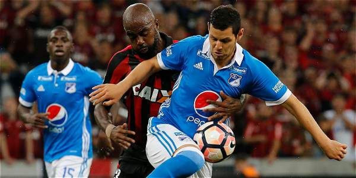 El defensa Pedro Franco, de Millonarios, disputa el balón con Grafite, en el juego de ida en Curitiba. Este miércoles tendrán un nuevo duelo en El Campín.