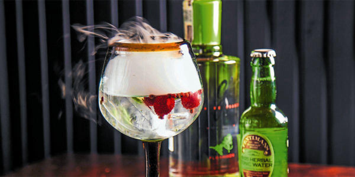 'Gin-tonic' con G'Vine Floraison. Se sirve en Ocus con pimienta rosada, limón y frambuesas.