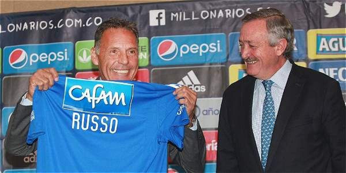 Miguel Ángel Russo (izq.) recibe la camiseta de Millonarios. Con él, el presidente del club, Enrique Camacho.