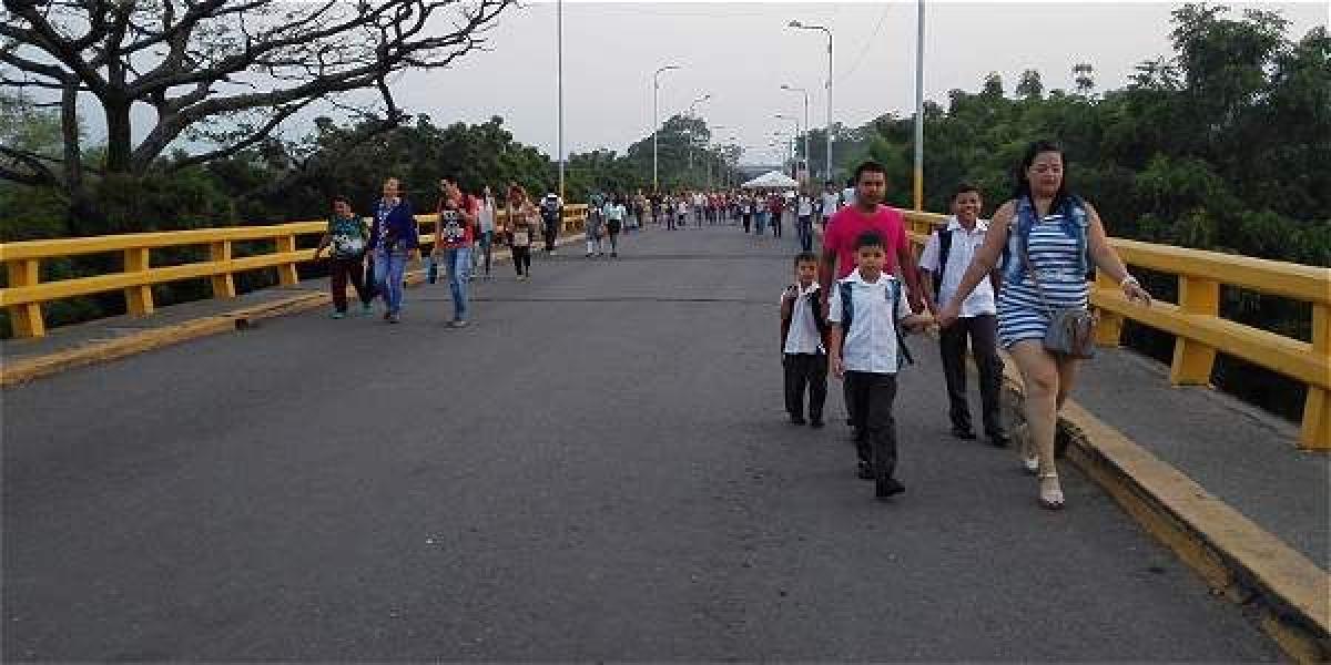Por el puente Francisco de Paula Santander ingresan a Colombia desde Venezuela, 1.500 estudiantes.