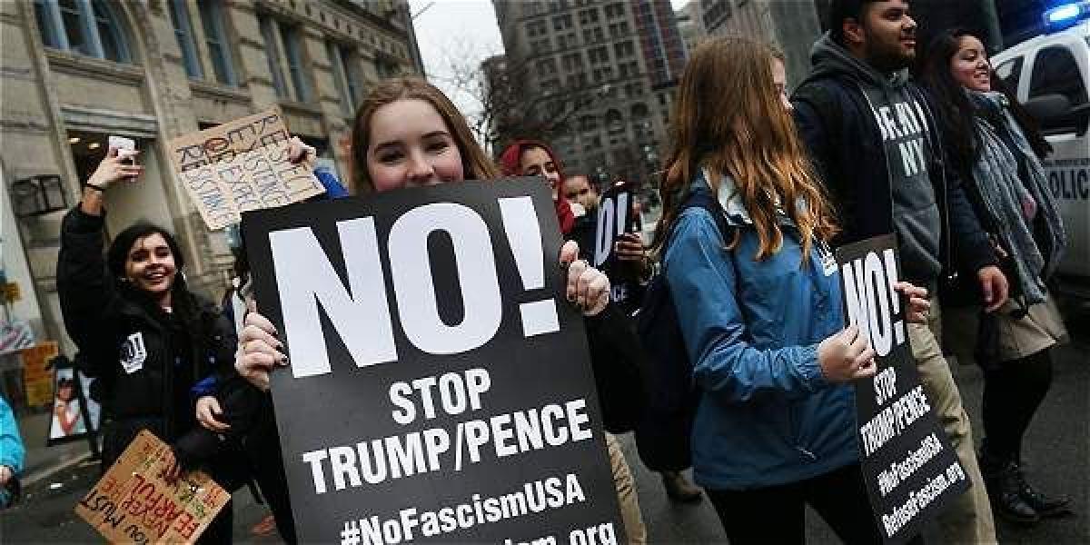 Estudiantes de secundaria protestaron ayer en Nueva York contra las políticas migratorias del presidente Trump.