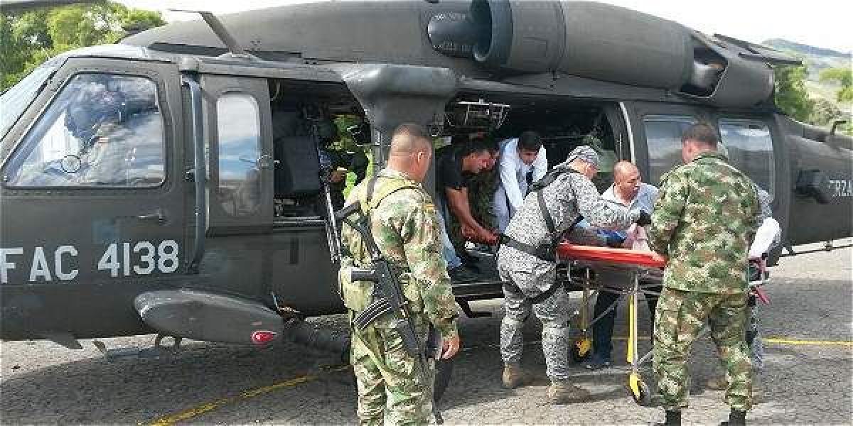 Un helicóptero Black Hawk del Comando Aéreo de Combate No. 5, realizó la evacuación aeromédica del oficial del Ejército Nacional, herido por arma de fuego en su miembro inferior izquierdo.