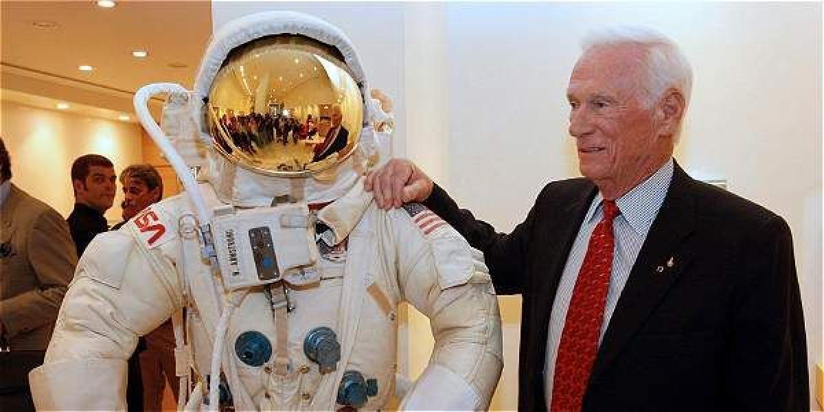 Gene Cernan junto a un traje espacial, durante  un evento por el aniversario 40 de la primera llegada del hombre a la luna, en 2009.