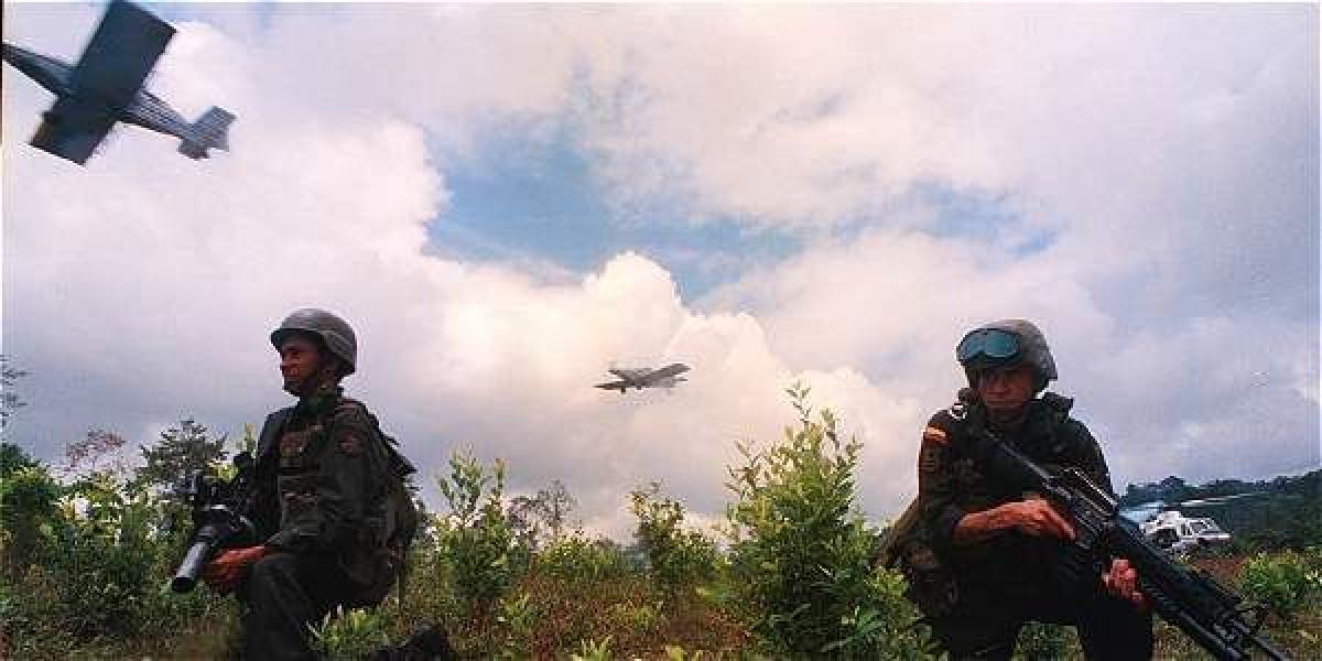 Aviones de Estados Unidos, custodiados por helicópteros de la Policía, eran usados para fumigar los cultivos ilegales en Colombia.