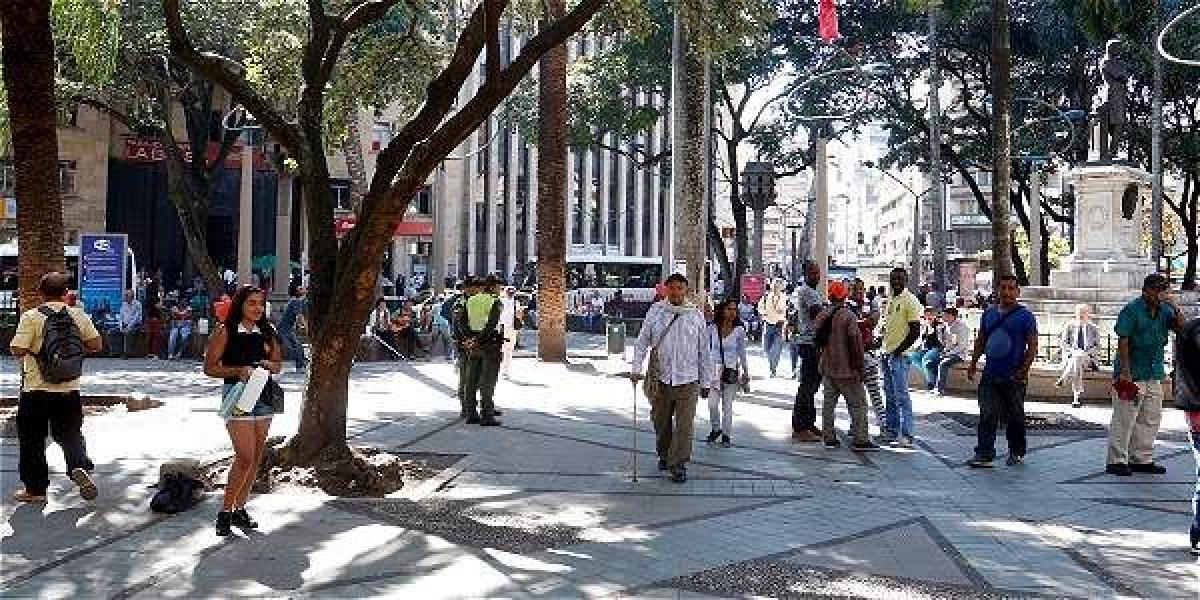 En el parque Berrío hay más presencia de la fuerza pública, lo que le da más tranquilidad a los transeúntes y vendedores informales.