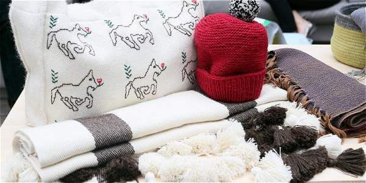Laura Acevedo escogió los colores naturales de la suave lana alpaca para sus bolsas y chales.