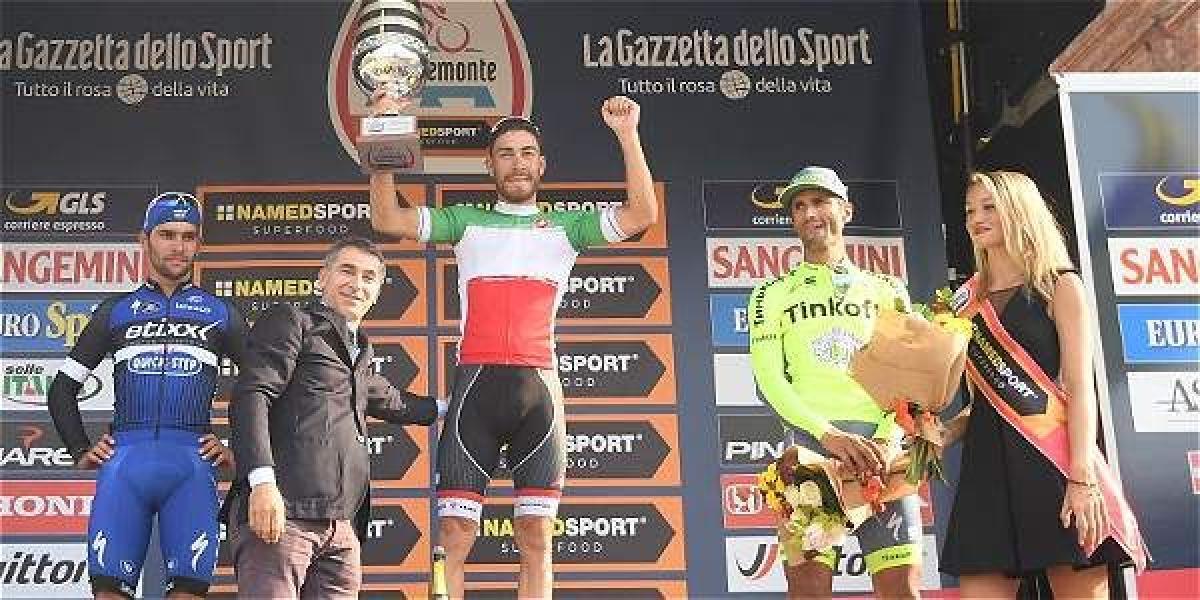Fernando Gaviria (izq.), segundo en Giro de Piemonte. Giacomo Nizzolo (centro), ganador, y Daniele Benatti, tercero.