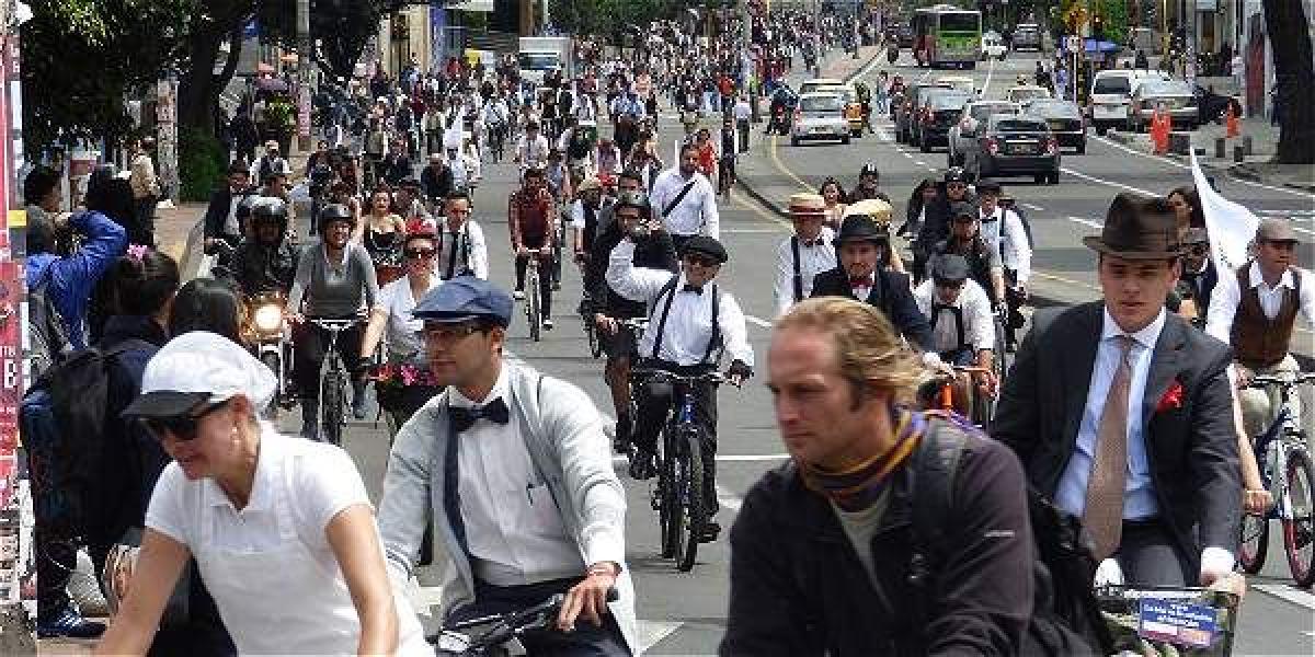 Bicicletas de todos los estilos recorrerán la ciudad este sábado. En el ciclopaseo los biciusuarios visitarán diferentes sitios patrimoniales de Bogotá. Lleve su pinta cachaca y buena actitud.