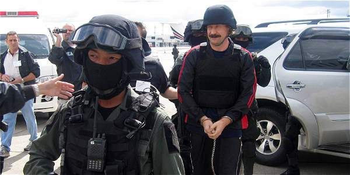 Agentes de las fuerzas especiales tailandesas y estadounidenses escoltan al traficante de armas ruso Viktor Bout, a su llegada al aeropuerto Don Mueang, en Bangkok (Tailandia),