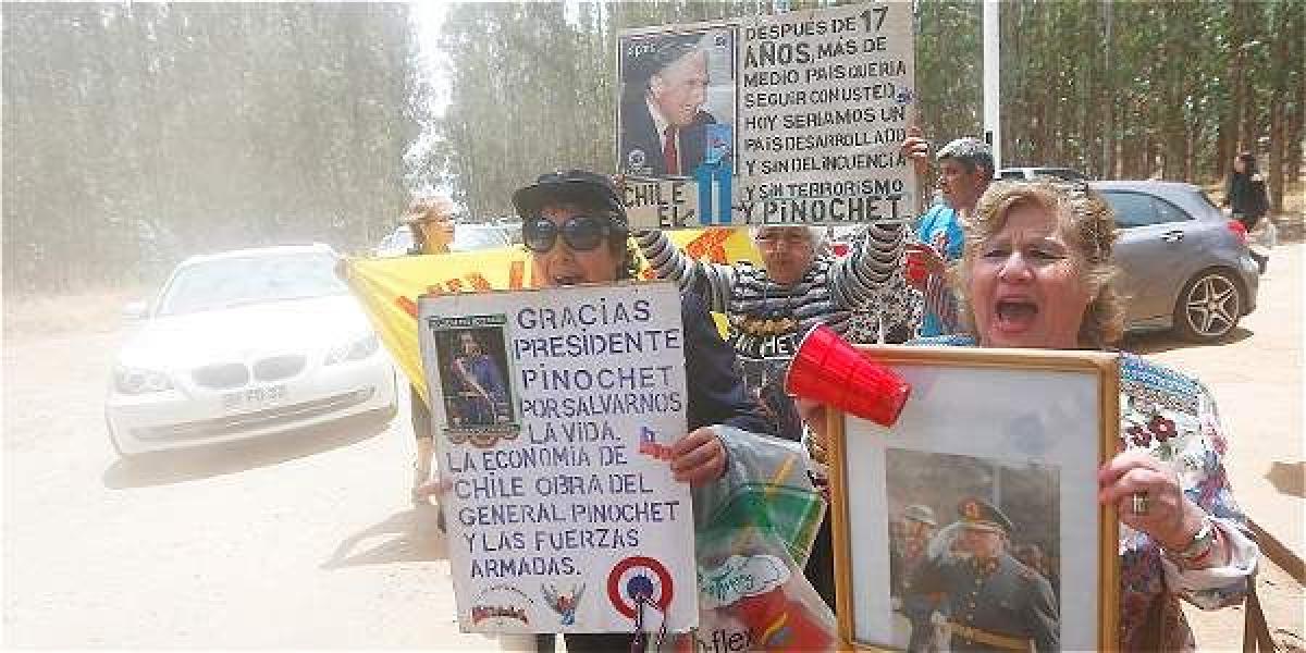 Pese a las violaciones a los derechos humanos, todavía hay chilenos que defienden el legado de Augusto Pinochet.