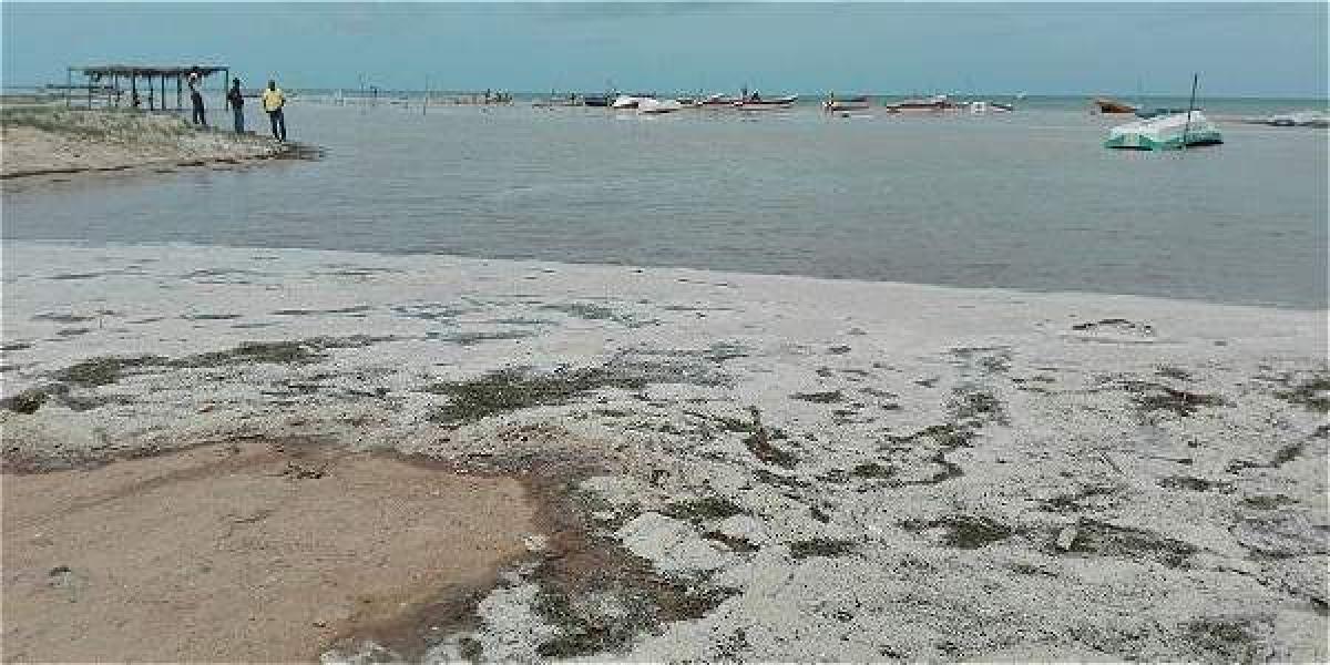 El nivel del mar, en Riohacha, comenzó a subirse con el paso del coletazo del huracán Matthew.