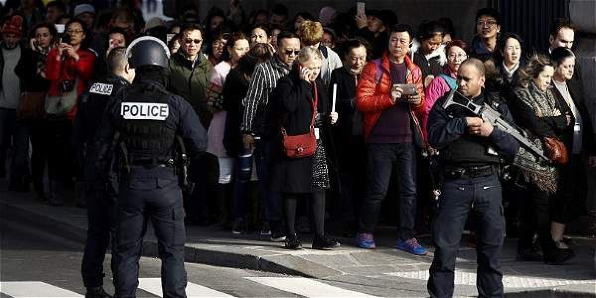 En la foto, agentes de la policía de París evacuan al público del museo del Louvre (Francia).