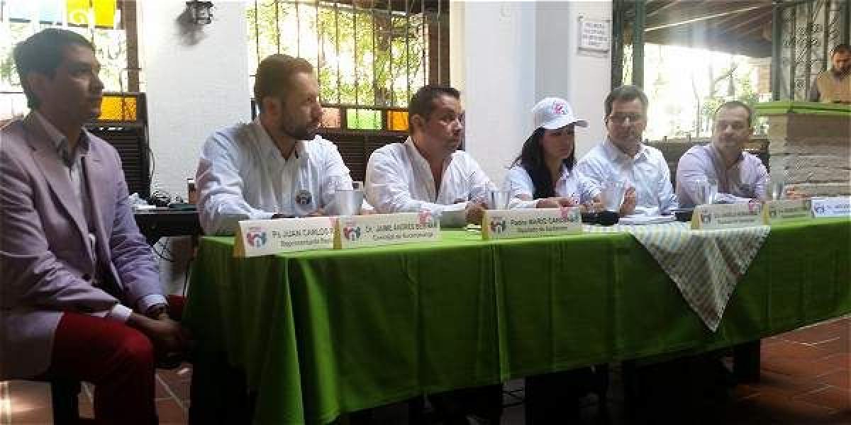 La diputada Ángela Hernández (de gorra blanca) recibió el apoyo de comunidades religiosas, funcionarios y rectores.