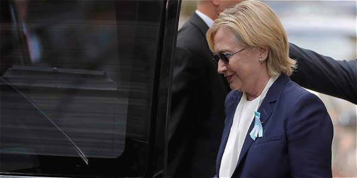 Clinton, de 68 años, abandonó la vivienda de Chelsea poco después, y en breves declaraciones a los periodistas que la esperaban a la puerta confirmó que se sentía "mucho mejor".