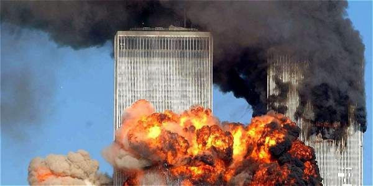 11 de septiembre del 2001: Al Qaeda estrella dos aviones contra las Torres Gemelas.
