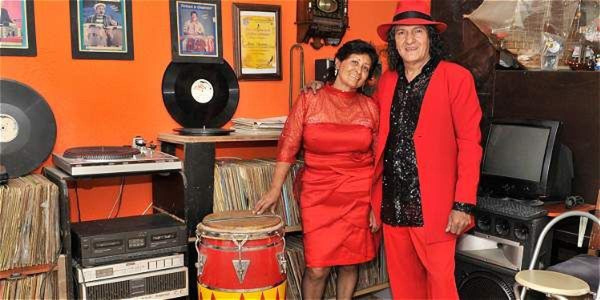 José Pachanga y Teresita Cardona viven entre los carros y los recuerdos de los grandes bailes de salón de los años 80 y 90.