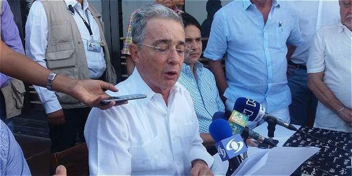 Uribe aseguró que el Gobierno ha estimulado una campaña contra más de dos millones de agricultores y ganaderos víctimas del narcoterrorismo, con  la Ley de Tierras.