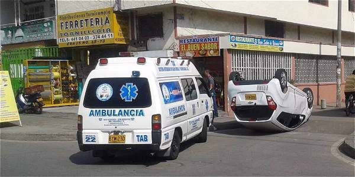 Una ambulancia acudió al lugar para atender al lesionado