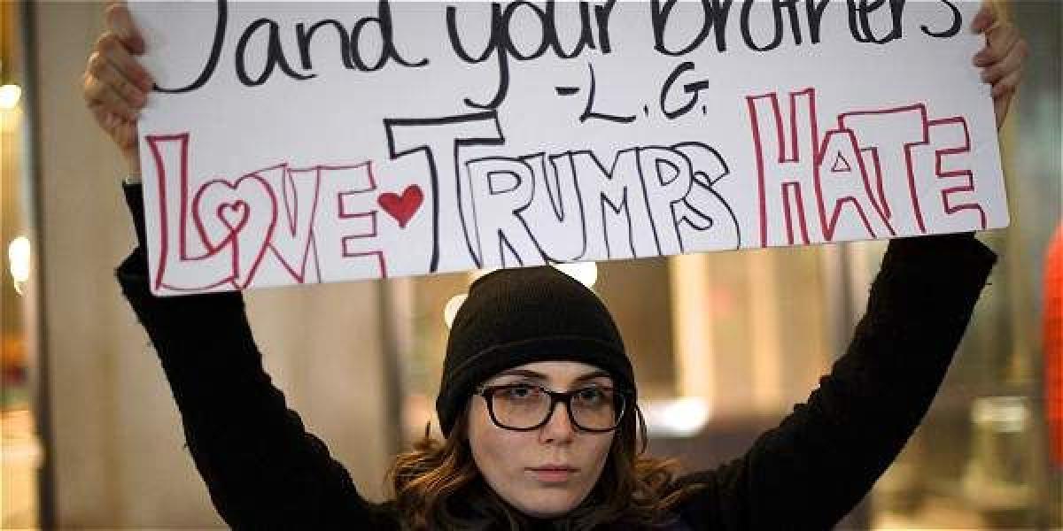 Con inmensos balones rojos, carteles con corazones y un discurso "paz y amor", manifestantes se reunieron el viernes en Washington Square para apoyar a los insultados por Donald Trump.