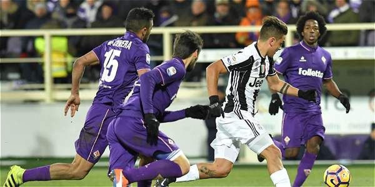 Jugadores de la Fiorentina persiguiendo a Dybala.