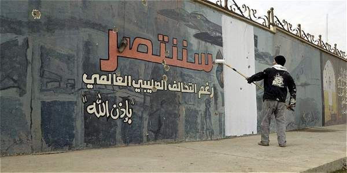 Varias zonas han sido recuperadas del poder del Estado Islámico en Irak y Siria. Aquí borran una insignia a favor del grupo islamista.