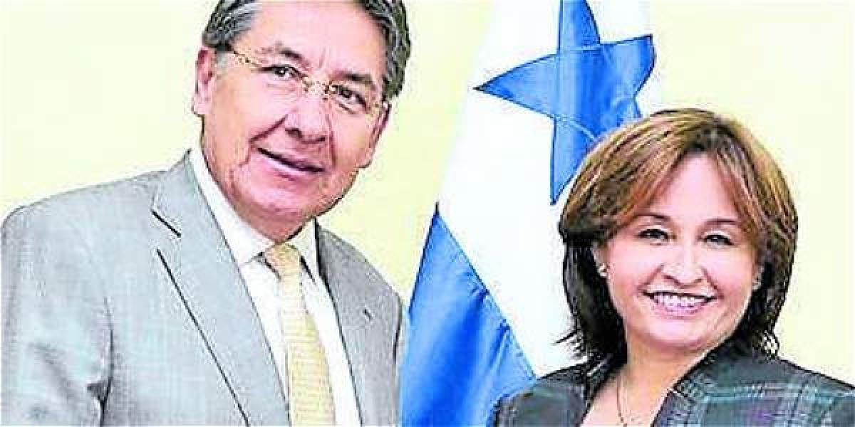 El fiscal Néstor H. Martínez y su homóloga de Panamá.