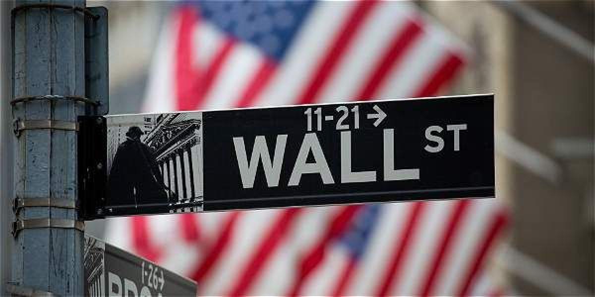 Una señal que identifica a Wall Street, la calle frente a la sede de la Bolsa de Nueva York, que ayer alcanzó un nuevo récord.