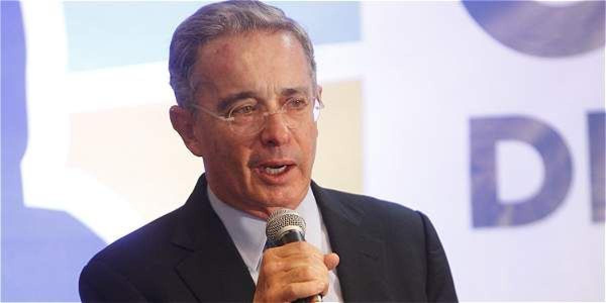 El diario cuestionó los beneficios que obtuvieron los líderes 'paras' en la negociación con el Gobierno del expresidente y ahora senador del Centro Democrático, Álvaro Uribe Vélez.