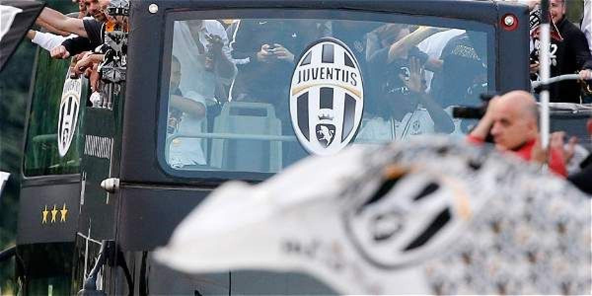 La Fiscalía de Turín ha descubierto que el Juventus encargó en el pasado a un jefe de la citada organización mafiosa repartir unos billetes entre los ultras del club.