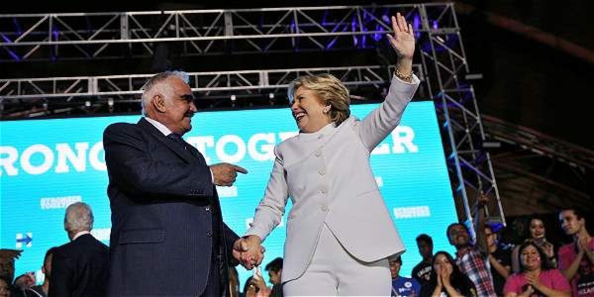 La candidata Hillary Clinton se encontró con el cantante mexicano Vicente Fernández el pasado miércoles.