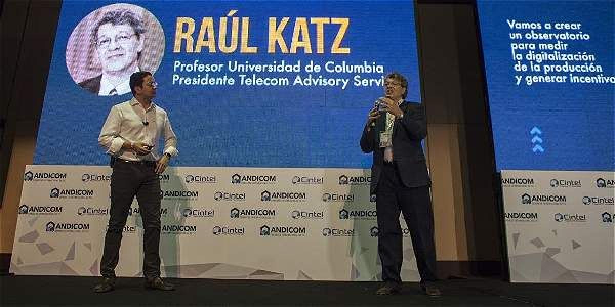 El ministro David Luna, en la presentación del Observatorio de Economía Digital, en compañía de Raúl Katz, profesor de Economía y Finanzas de la Escuela de Negocios de la U. de Columbia (EE. UU.).