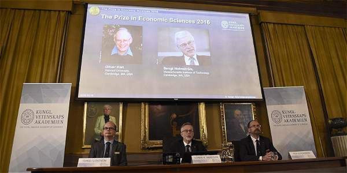 Tomas Sjostrom, Goran K. Hansson y Per Stromberg, dan una rueda de prensa para anunciar los ganadores del Premio Nobel de Economía.