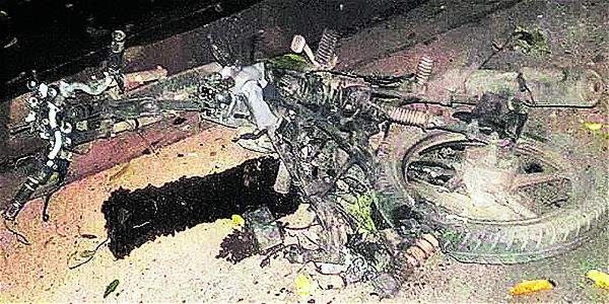 Así quedó la moto utilizada para ser cargada con explosivos y que fue detonada frente a un colegio en El Retorno.