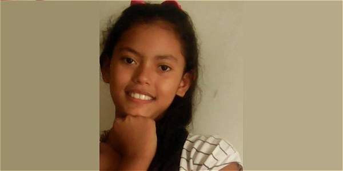 Mariana Henao Jaramillo, de 10 años, vestía una blusa azul oscura y una falda blanca de boleros cuando su familia la vio por última vez. Su mamá autorizó la publicación de sus datos e imagen.