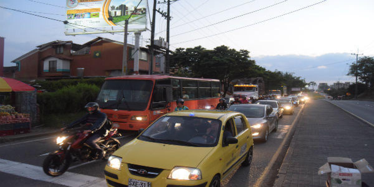 A las horas 'pico' el tráfico es complicado en Dosquebradas, como en la avenida El Ferrocarril.