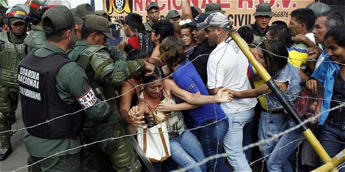 Los venezolanos chocaron con la Guardia Nacional de su país en el intento de cruzar el puente internacional Francisco de Paula Santander.