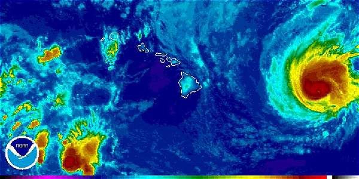 Fotografía cedida por la Administración Nacional de Océanos y Atmósfera (NOAA), del huracán Madeline, de categoría 3, que amenaza sobre el archipiélago de Hawai.