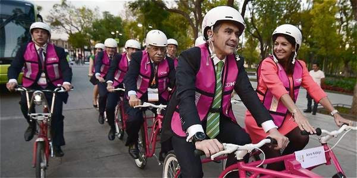 El alcalde de México, Miguel Ángel Mancera, y la alcaldesa de París, Anne Hidalgo, comparten bicicleta en el encuentro C40.