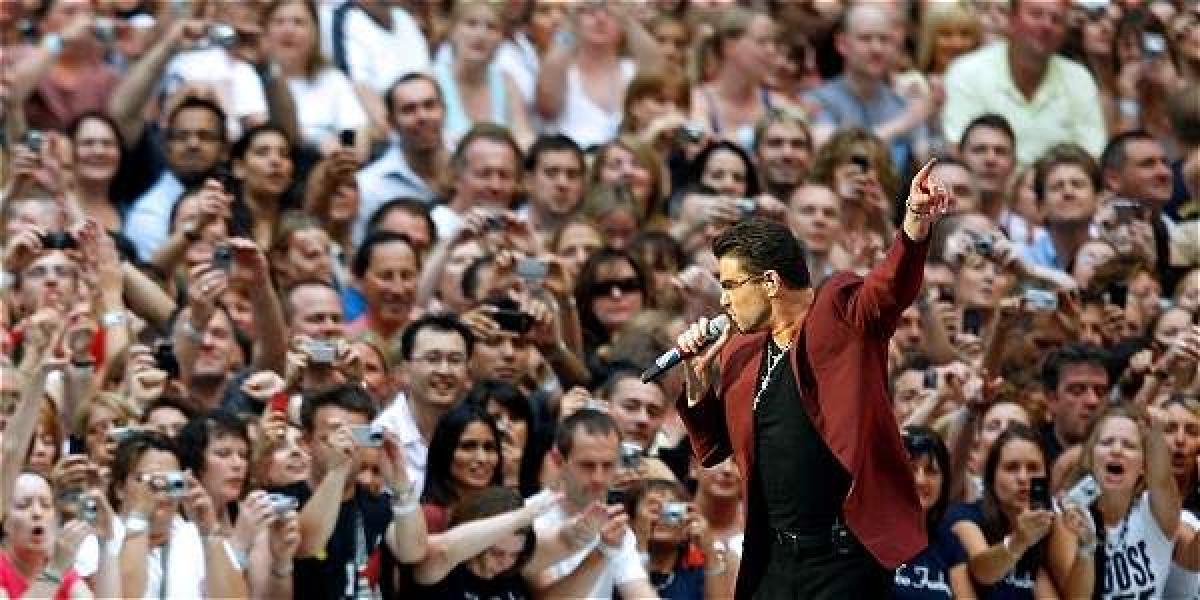 George Michael aparece rodeado de sus seguidores durante el concierto que ofreció el 9 de junio del 2007 en el estadio de Wembley, en Londres.