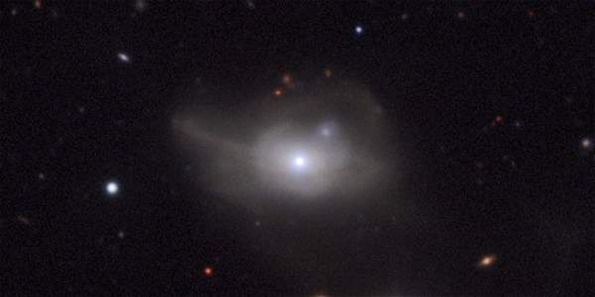 El telescopio espacial Hubble y el telescopio de largo alcance (VLT) reveló la transformación en la emisión de luz de la galaxia activa Markarian 1018.