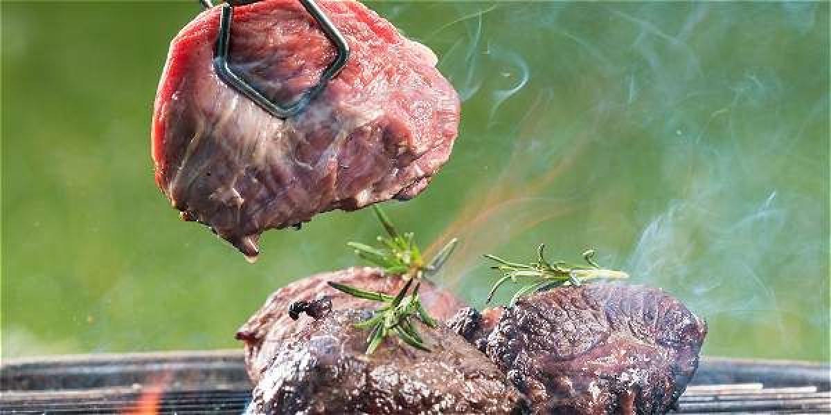 Cuando la carne está cruda o no quedó lo suficientemente cocida, persiste el riesgo de que albergue bacterias o toxinas.