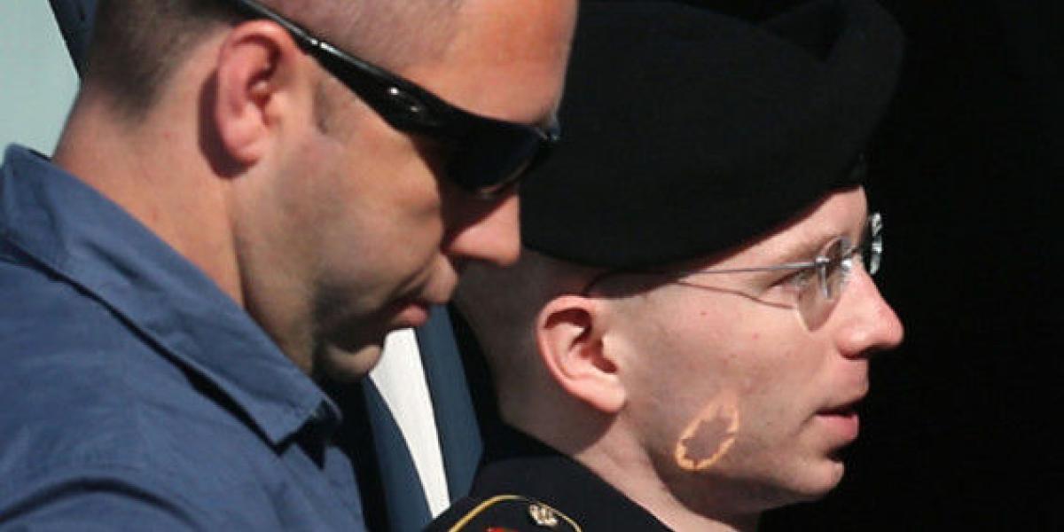 Manning (derecha) cuando fue llevado al dictamen de su sentencia por filtrar documentos a WikiLeaks.