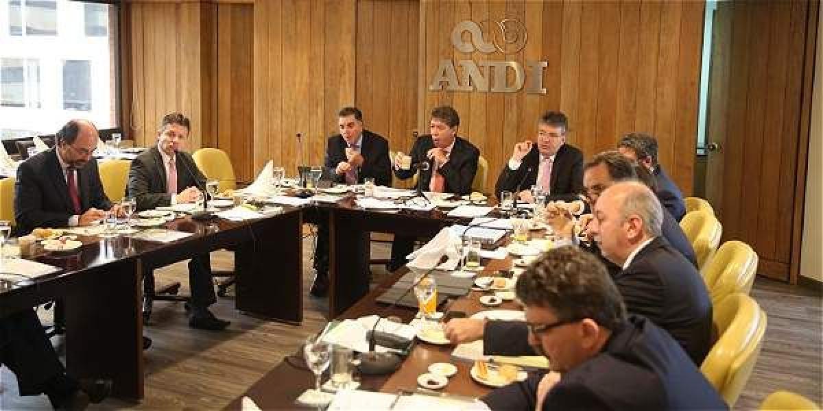 La junta directiva de la Andi, gremio de empresas más grandes en el país, discutió con el Gobierno la reforma tributaria.