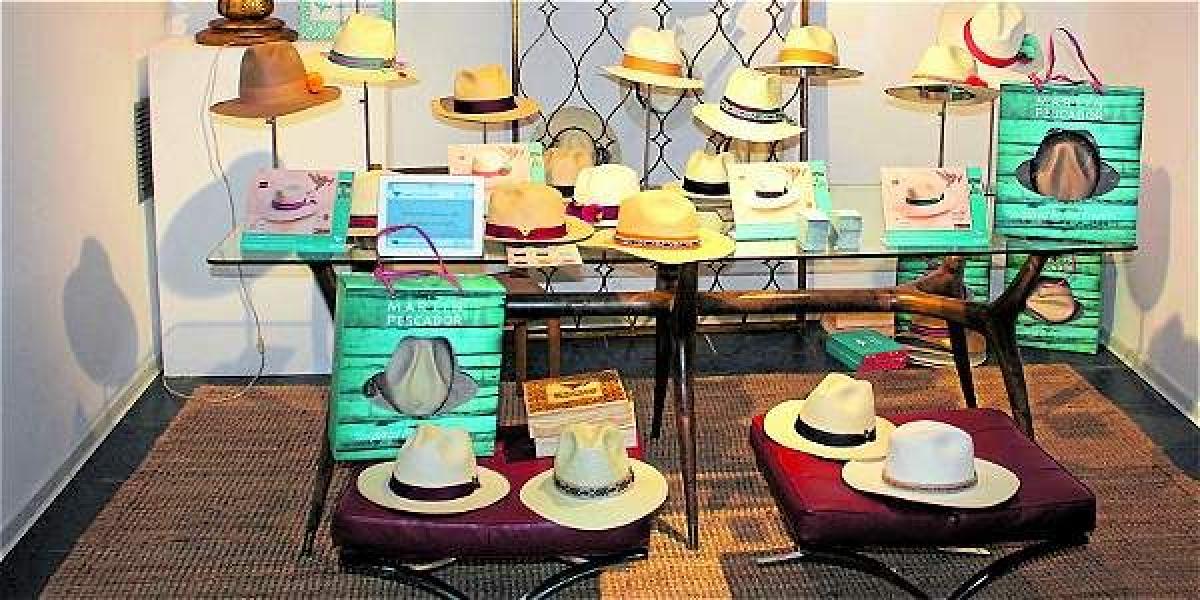 Los 'panama hat' es el producto estrella de Martín Pescador. Artesanos de diferentes partes del país le ayudan en su elaboración.
