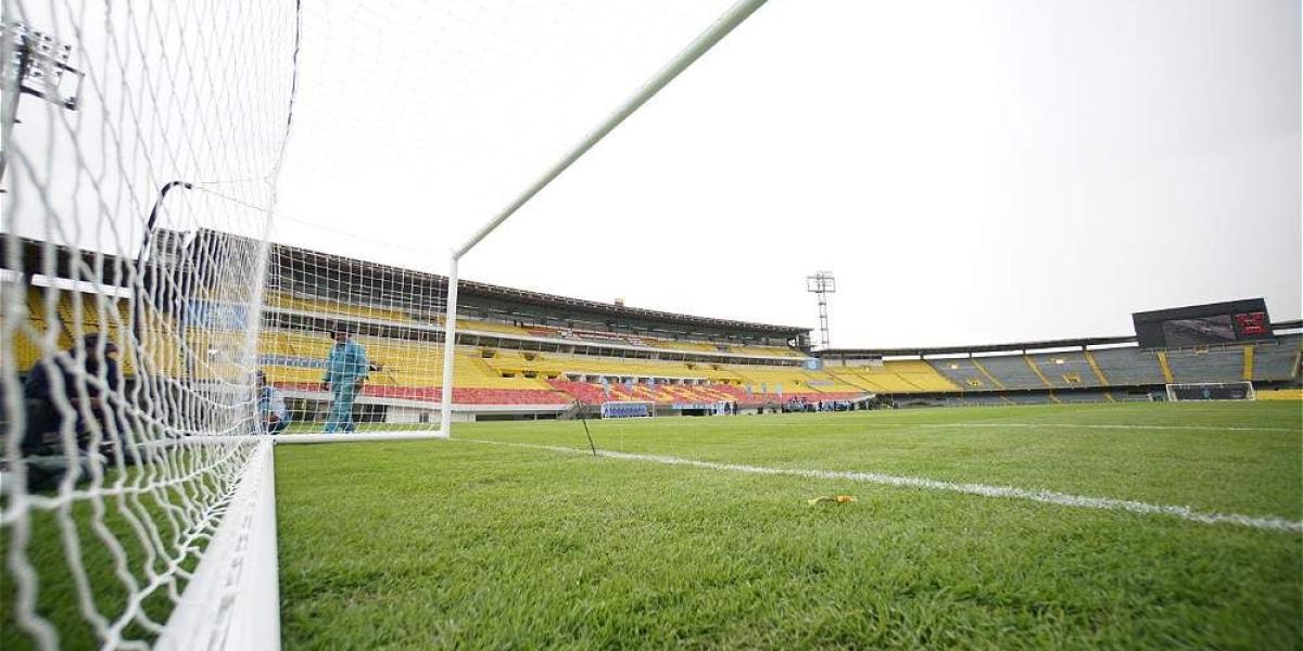 El estadio El Campín estuvo parado durante 3 meses por arreglos en la grama.